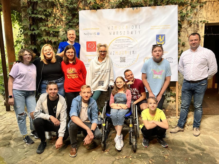 Grupa młodych dorosłych razem